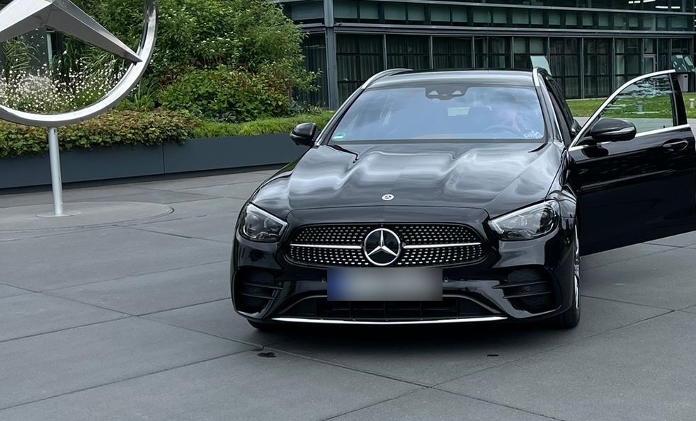 Schwarzer Mercedes E-Klasse des Fahrdienstes, Kennzeichen unkenntlich gemacht